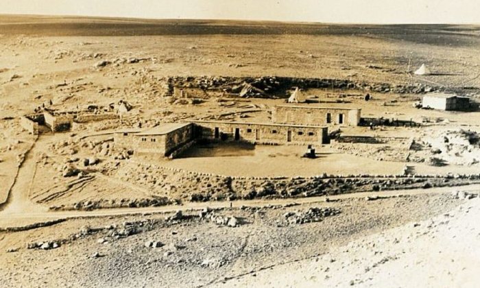 Ассирийская осадная эстакада и проломленные стены в ханаанском городе Лахис