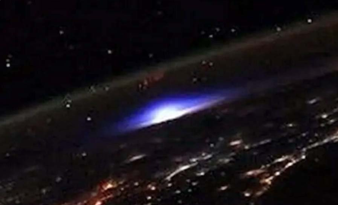 С МКС сфотографировали вспышку на Земле, напоминающую взрыв кобальтовой бомбы