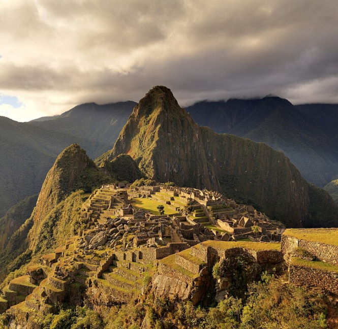 Ученые не могут объяснить, кто и как резал горы в Перу: опять неизвестные современности технологии
