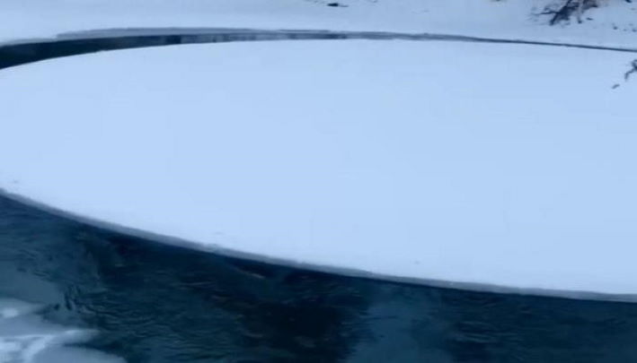 Загадочные ледяные круги сняли на реке под Тюменью