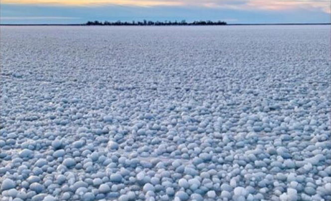 Ледяными шариками усыпало озеро Манитоба