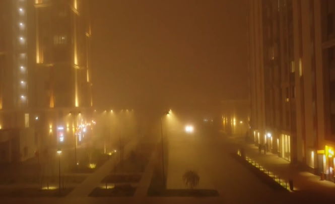 Москву накрыл то ли густой туман, то ли смог. Что об этом известно