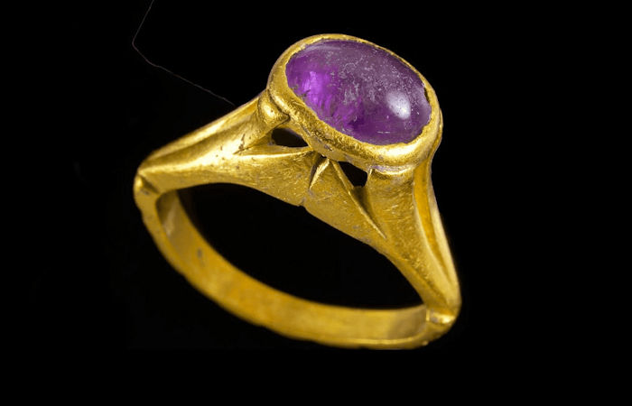 Древнегреческое кольцо с аметистом от похмелья обнаружено на крупнейшем в мире византийском винном заводе в Явне, Израиль