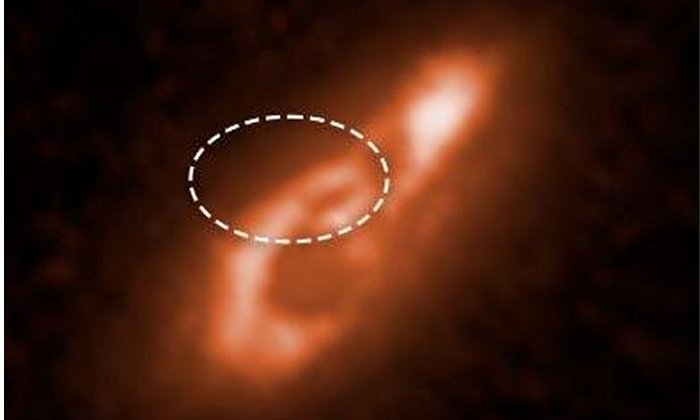Полученное цифровым способом изображение галактики, полученное телескопом Хаббла, в котором произошел Fast Radio Burst (FRB). Овальной областью отмечена область происхождения излучения. Только несколько FRB повторяются, что делает идентификацию источника чрезвычайно сложной задачей. Однако небольшое их количество повторяется, и были обнаружены четыре родительские галактики (подобные показанной). Астрономы недавно определили и изучили пятую часть - скромное звездообразующее скопление галактик недавно обнаруженного FRB. Авторы и права: НАСА, ЕКА, Александра Мэннингс, Калифорнийский университет в Санта-Крус; Вэнь-фай Фонг - Северо-Западный; Обработка изображений: Алисса Паган-STScI