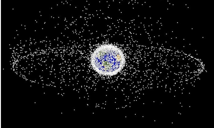 Компьютерное изображение, показывающее расположение, но не относительные размеры космического мусора, видимого с высокой околоземной орбиты.