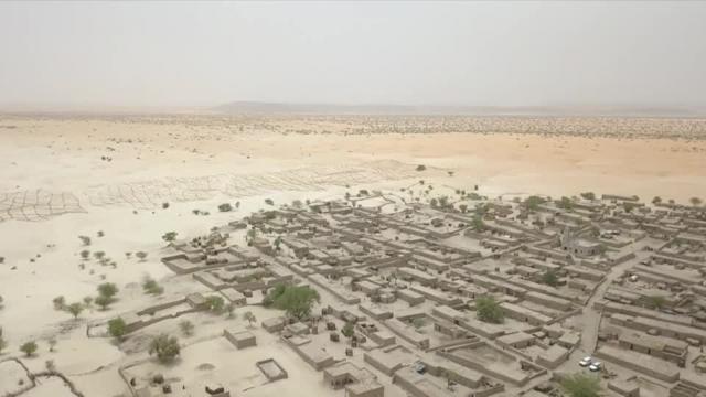 Озеро Фауибин в Мали, Западная Африка, теперь превратилось в пустыню с песчаными дюнами.
