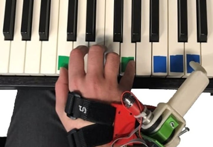 Пианисты учатся играть с роботизированным третьим пальцем всего за час