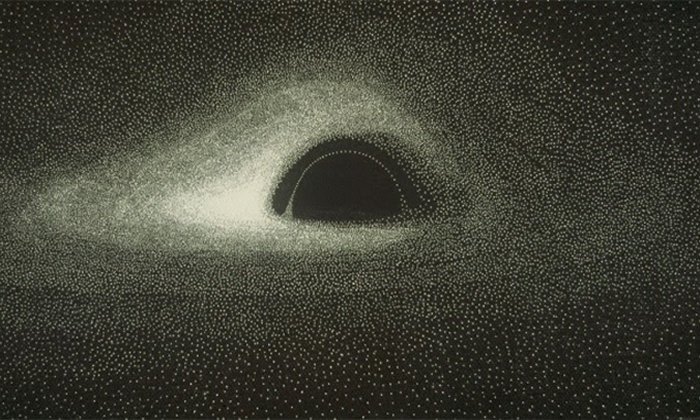 Первое визуализированное изображение черной дыры, освещенной падающим веществом. В этом исследовании исследователи предложили модель, в которой эти объекты могут набирать массу без добавления вещества: они могут космологически взаимодействовать с ростом самой Вселенной. Изображение предоставлено: Жан-Пьер Люмине, «Изображение сферической черной дыры с тонким аккреционным диском», Astronomy and Astrophysics 75 (1979): 228–35.