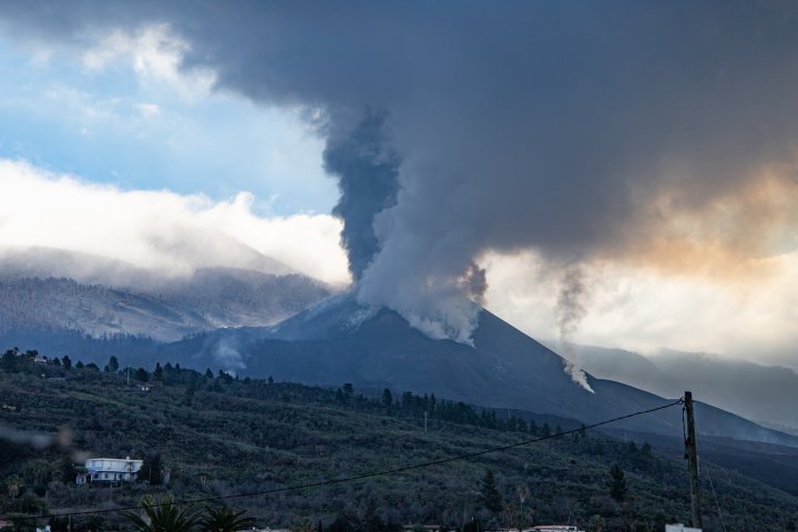 Обновленная информация об извержении вулкана Ла-Пальма за 14 декабря 2021 года: более 33000 человек находятся в заключении на фоне рекордных 85 дней активности