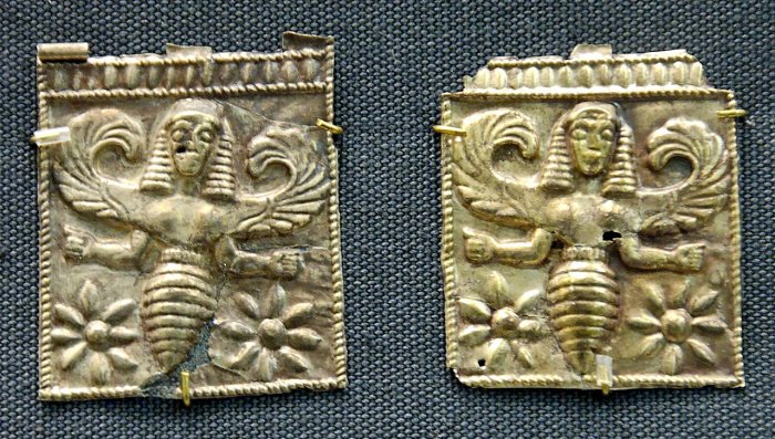 Золотые бляшки с тиснением крылатых пчелиных богинь, возможно, Трии или более древней богини, найденные в Камиросе, Родос, датируются VII веком до нашей эры (Британский музей). Кредиты: Неизвестный художник - Jastrow (2006) - Public Domain