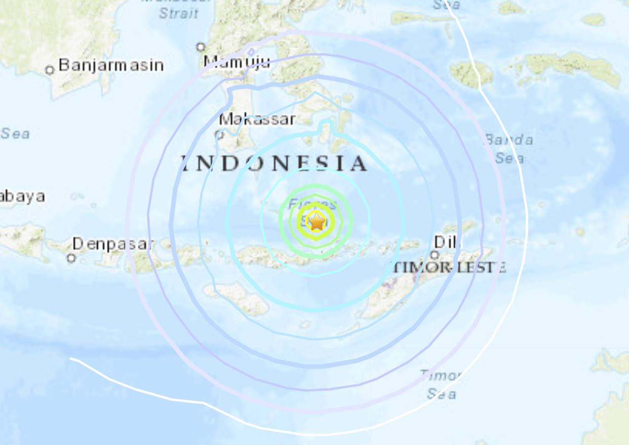 Сильное землетрясение M7.3 вызывает опасное цунами, предупреждает о появлении трещин на дорогах и повреждений зданий в Индонезии на видео и фотографиях