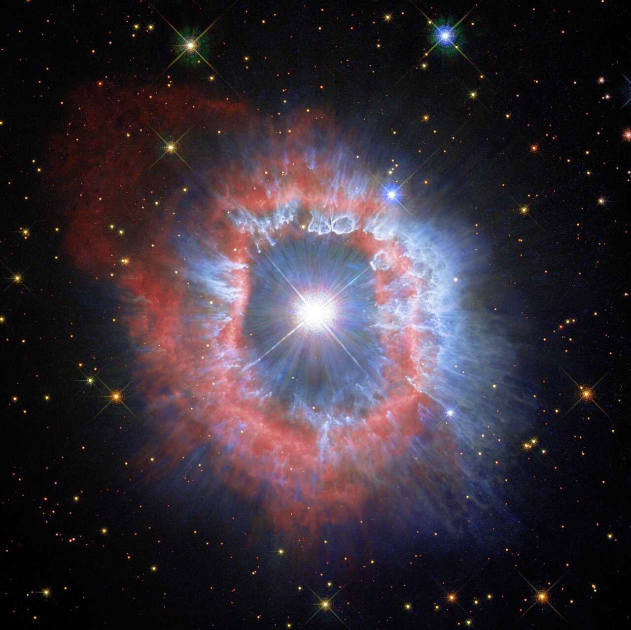 Апрельское изображение в календаре ЕКА / Хаббла на 2022 год показывает «последние моменты» массивной звезды AG Carinae. Предоставлено: ЕКА / Хаббл и НАСА, А. Нота, К. Бритт.