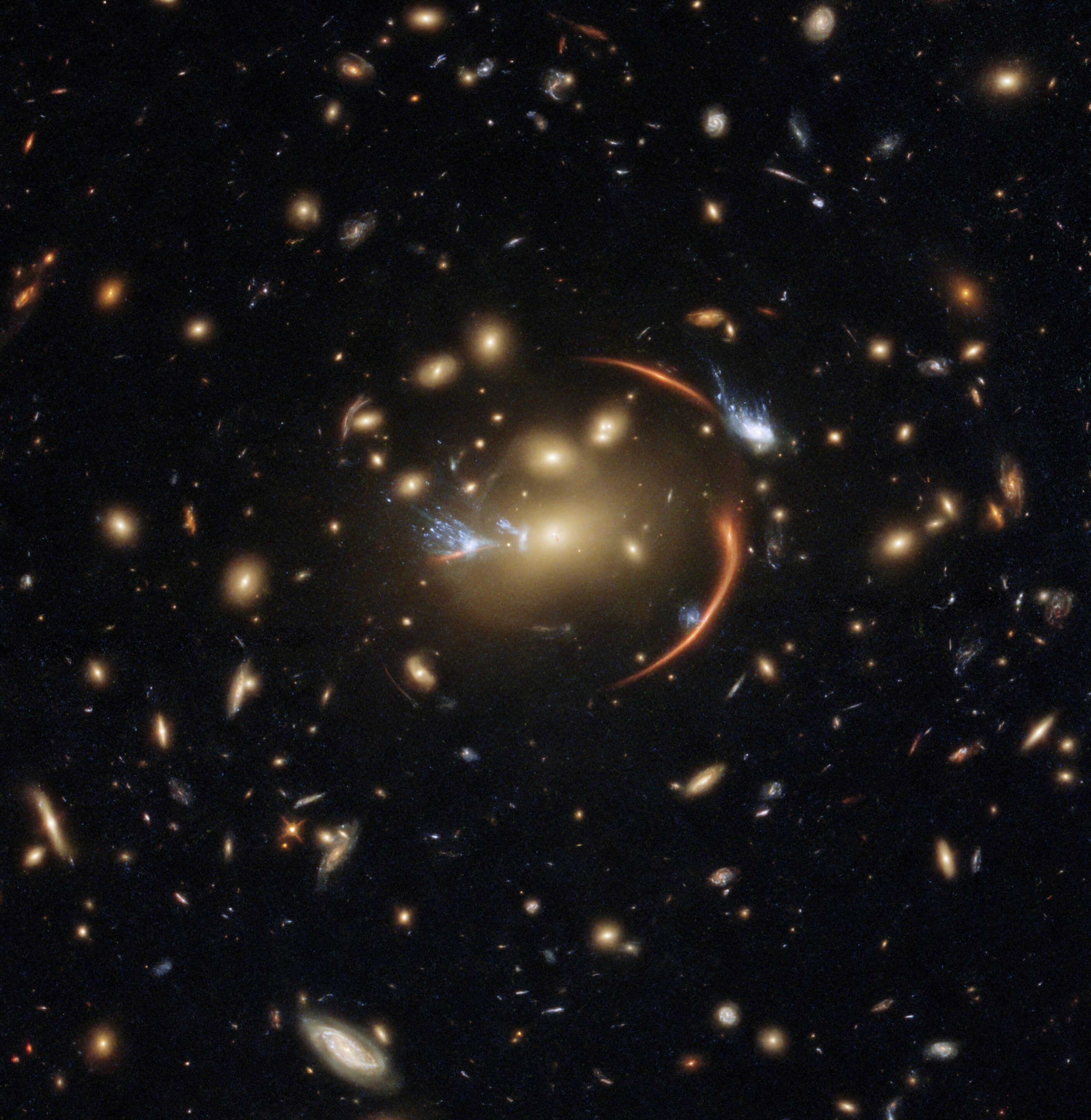 Изображение Августа включает соседнее скопление галактик, получившее название MACSJ0138.0-2155, которое является невероятным примером гравитационного линзирования, поскольку мы видим проблески гораздо более далекой галактики, где звезды больше не образуются. Предоставлено: ЕКА / Хаббл и НАСА, А. Ньюман, М. Ахшик, К. Уитакер.