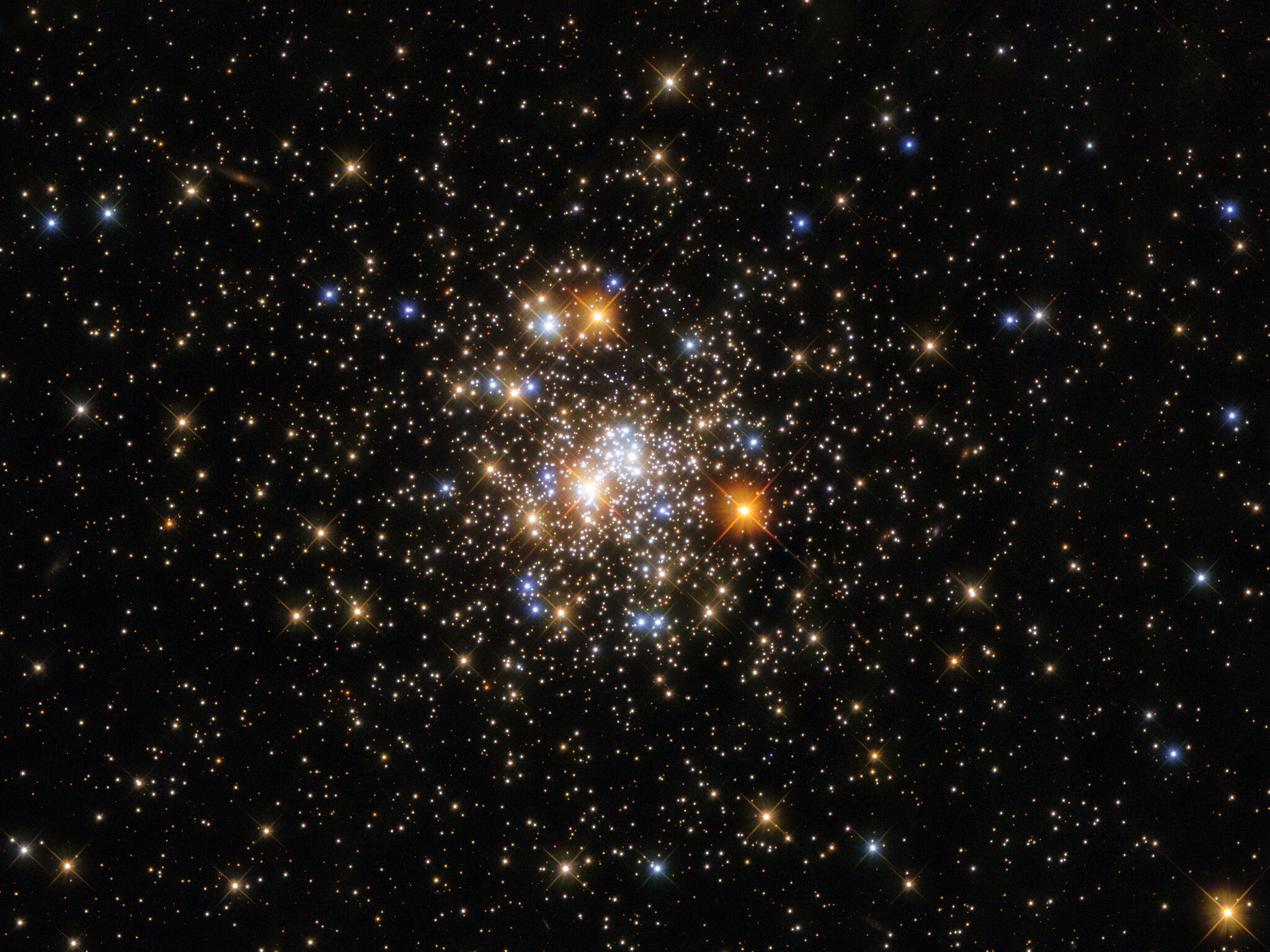Сентябрьское изображение календаря Хаббла на 2022 год включает шаровое скопление, известное как NGC 6717, которое расположено относительно близко к Земле - на расстоянии 20 000 световых лет. Предоставлено: ЕКА / Хаббл и НАСА, А. Сараджедини. 