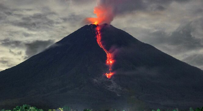 Индонезия поднимает тревогу по поводу вулкана Семеру, опасаясь нового смертоносного извержения