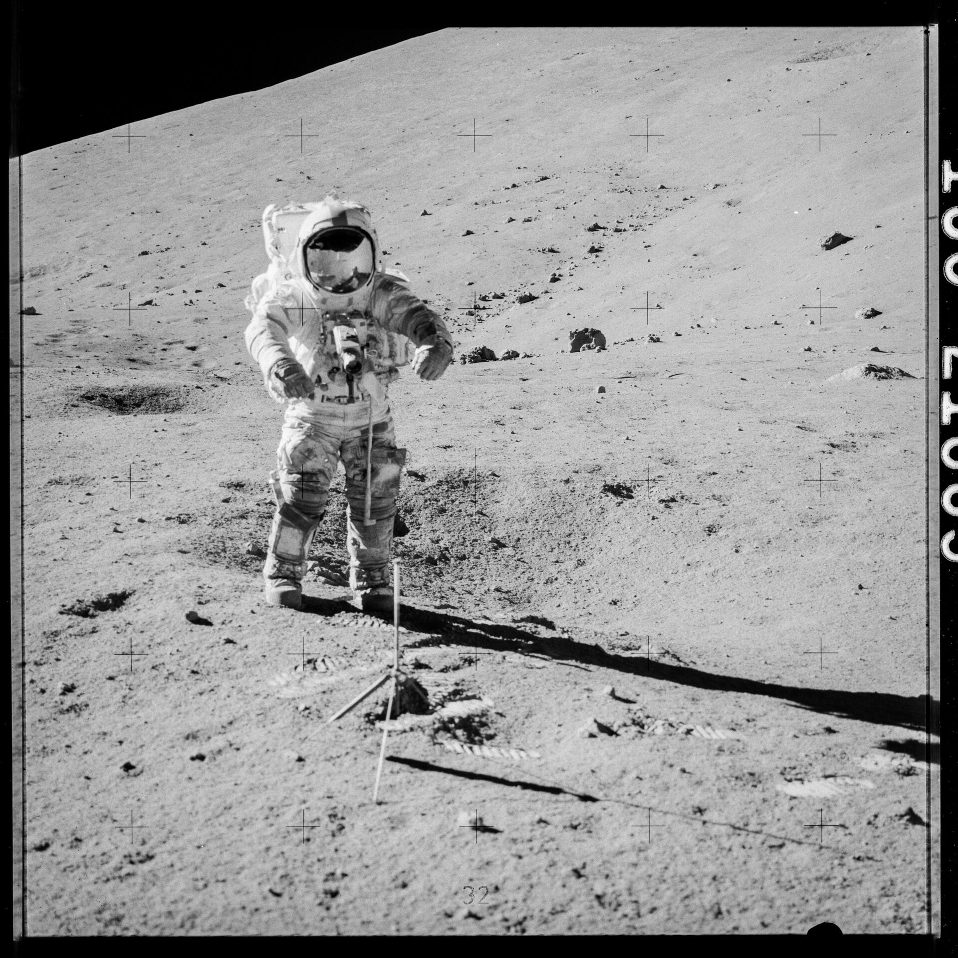 Астронавт Джин Сернан собирает образцы Луны в 1972 году. Фото: ЕКА.