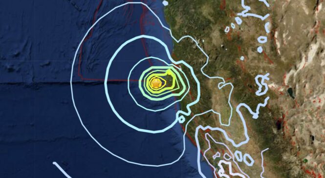 Сильное землетрясение M6.2 произошло у побережья Северной Калифорнии, где зона субдукции Каскадия встречается с южной системой разломов Сан-Андреас, на видео и фотографиях.