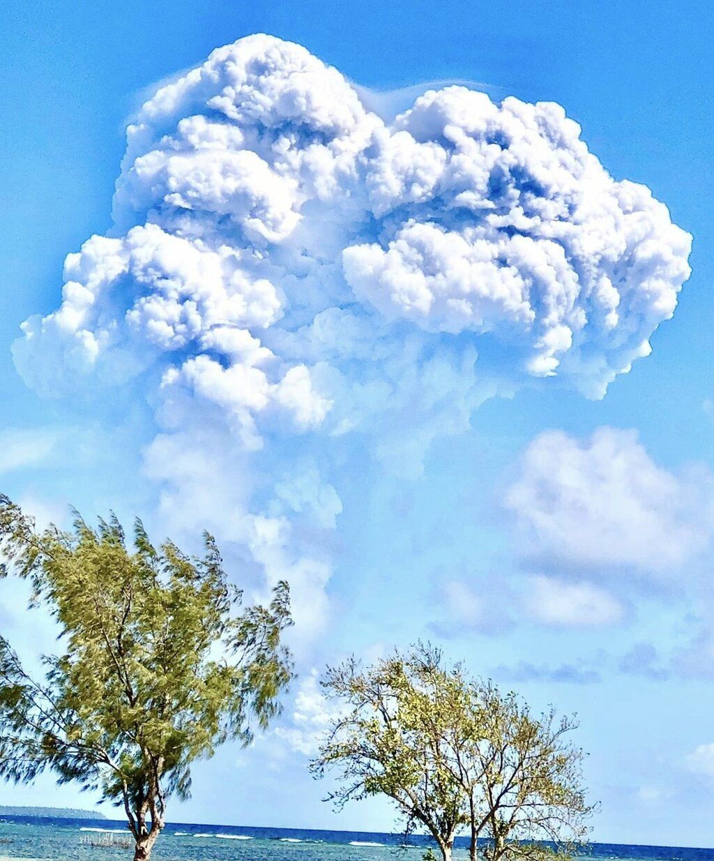 Крупное извержение вулкана Хунга Тонга-Хунга Хаапай, Тонга на видео и фотографиях