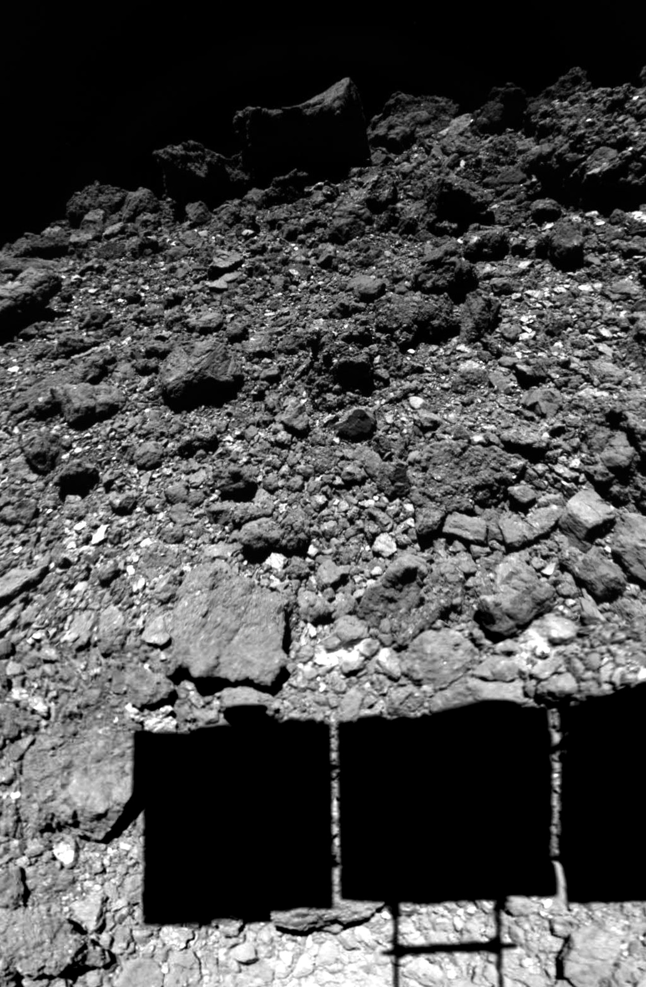 Снимок поверхности околоземного углеродистого астероида Рюгу, сделанный космическим кораблем Hayabusa2 непосредственно перед посадкой. Предоставлено: JAXA / U. Tokyo / Kochi U. / Rikkyo U. / Nagoya U./Chiba Inst. Tech./Meiji U./U. Aizu / AIST