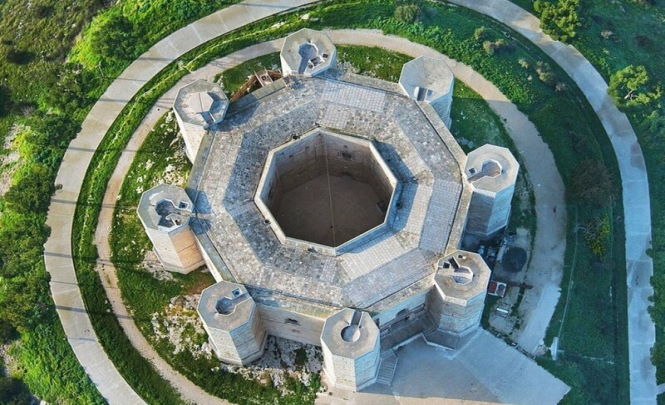 Обсерватория или гибельный лабиринт — зачем 800 лет назад построили замок-восьмиугольник