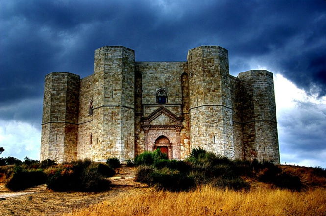 Обсерватория или гибельный лабиринт — зачем 800 лет назад построили замок-восьмиугольник