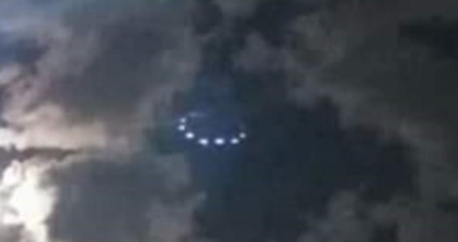 Спутник NASA увидел, как из Солнца вылетел огромный НЛО.