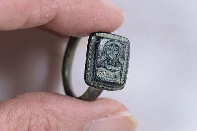 В Израиле найдено древнее кольцо с изображением “Деда Мороза”