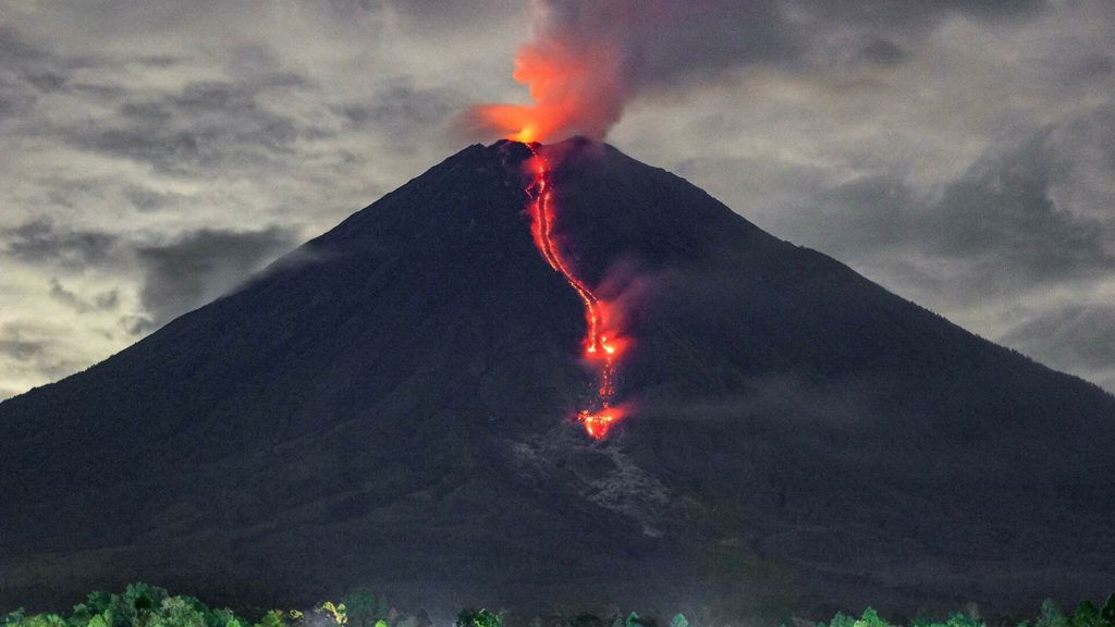 Индонезия поднимает тревогу по поводу вулкана Семеру, опасаясь нового смертоносного извержения