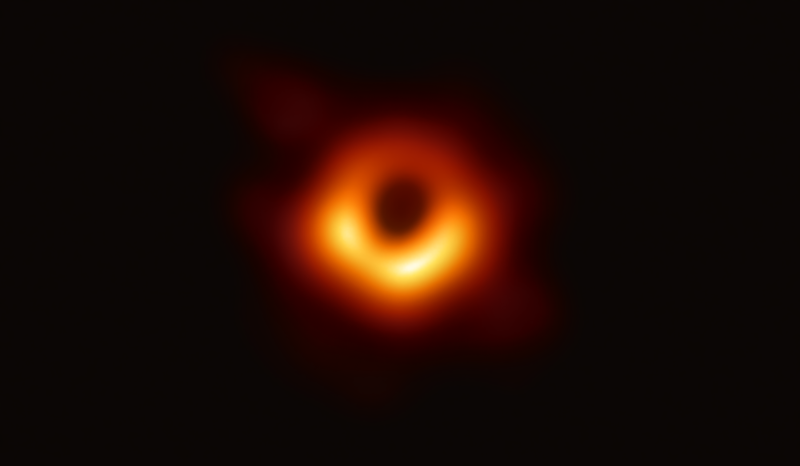 Тень сверхмассивной черной дыры в центре Мессье 87. Фото: EHT / NASA