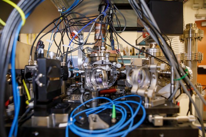 Sandia National Laboratories разработала более быстрый и точный стиль тестирования для квантовых компьютеров, такой как тот, который изображен здесь. Предоставлено: Брет Латтер, Национальные лаборатории Сандиа.