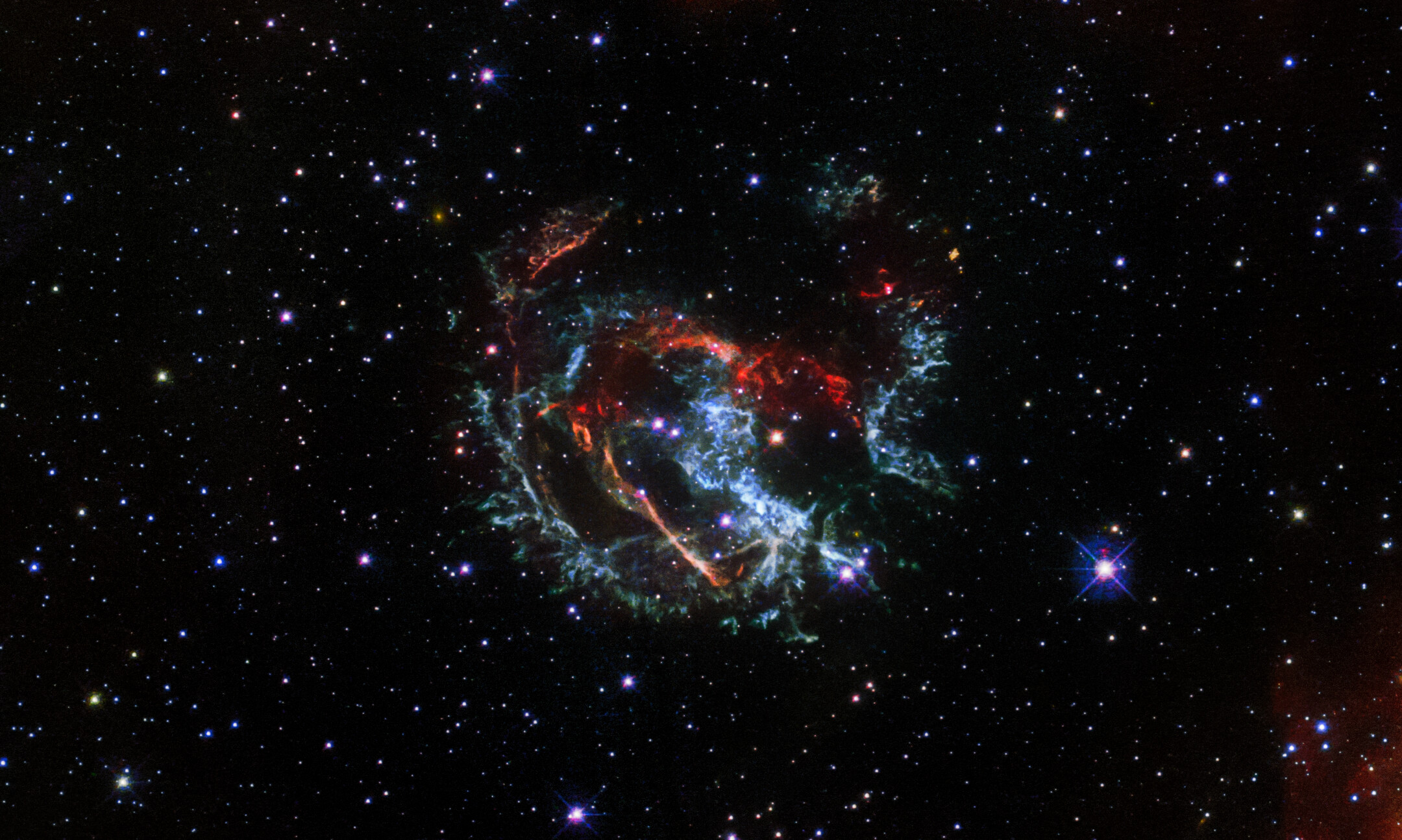 Январь проиллюстрирован этим изображением остатка сверхновой 1E 0102.2-7219, находящегося в 200 000 световых лет от нас. Предоставлено: НАСА, Европейское космическое агентство, Дж. Бановец и Д. Милисавлевич (Университет Пердью).