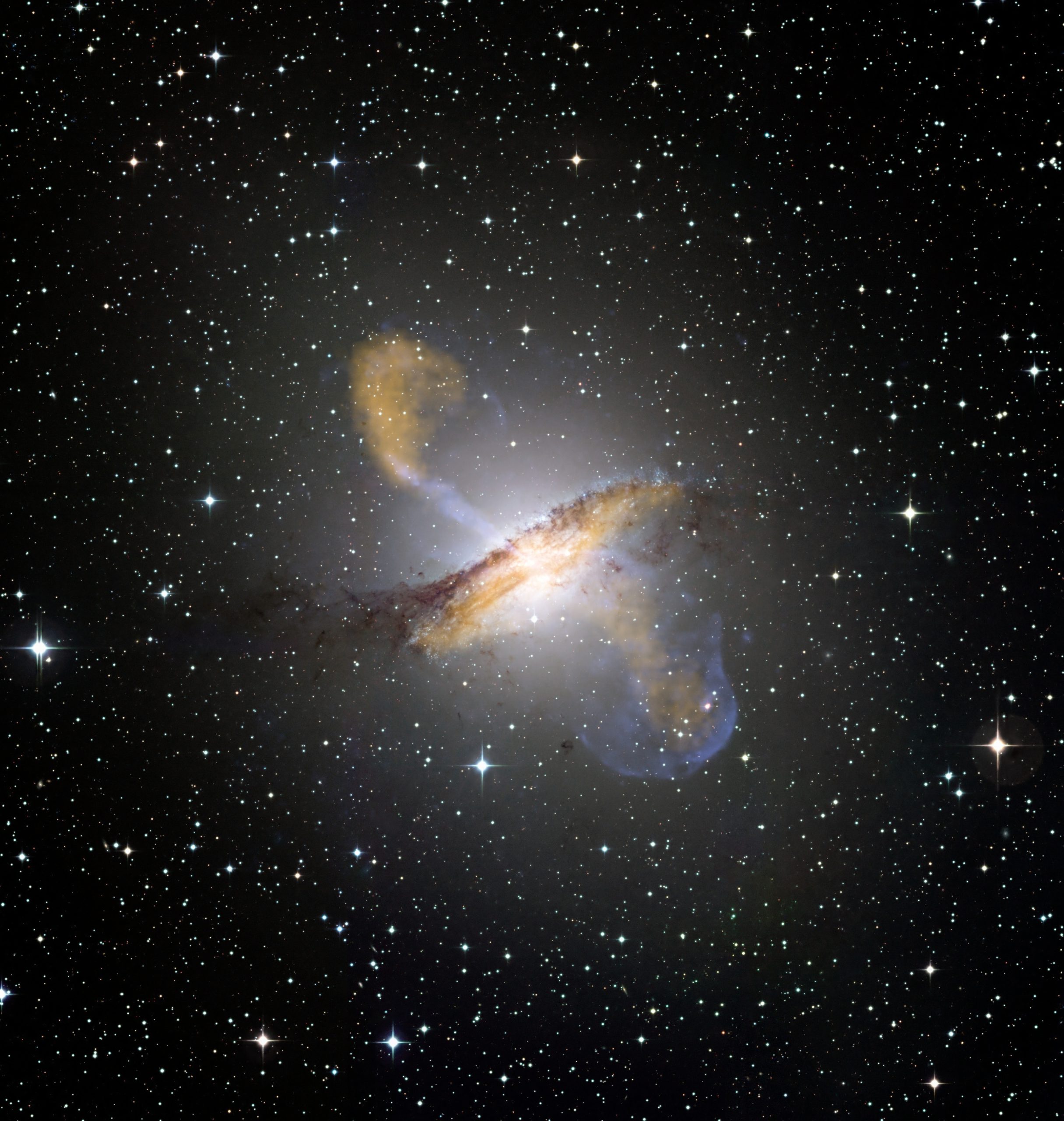 Составное изображение галактики Центавр А. Предоставлено: ESO / WFI.