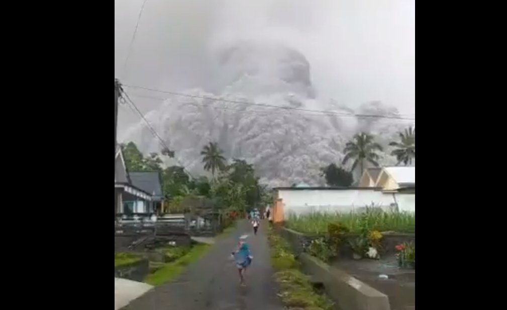 Мощное извержение вулкана Семеру 4 декабря 2021 года, Индонезия, Мощное извержение вулкана Семеру 4 декабря 2021 года, видео в Индонезии, Мощное извержение вулкана Семеру 4 декабря 2021 года, фотографии Индонезии, Мощное извержение вулкана Семеру, 4 декабря 2021 года, новости Индонезии