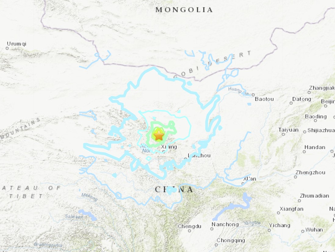 Сильное и неглубокое землетрясение магнитудой 6,6 произошло на северо-западе Китая на видео и фотографиях