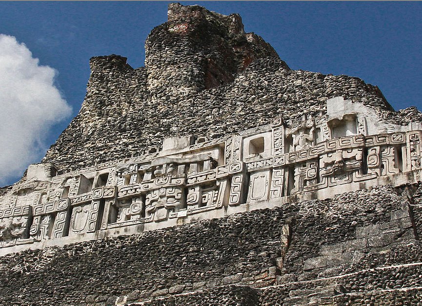Резьба на вершине пирамиды Эль-Кастильо (строение A6) в Шунантуниче, Белиз.