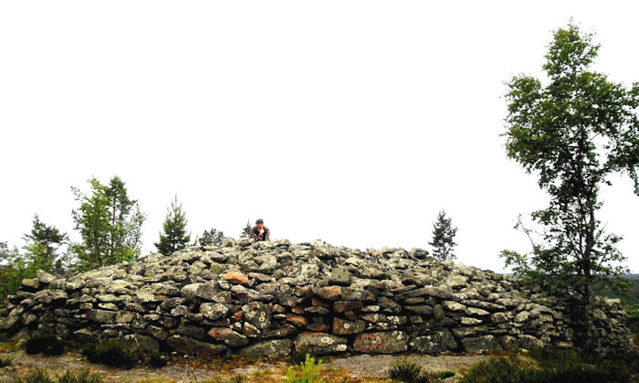 Кэрнс на горе Спир: доисторические древние памятники умершим в Северной Швеции