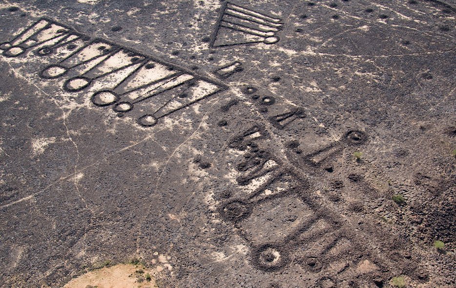 Гробницы в форме замочной скважины по обеим сторонам погребальной аллеи в оазисе Аль-Хаит. Кредит: Университет Западной Австралии. Изображение предоставлено: УВА