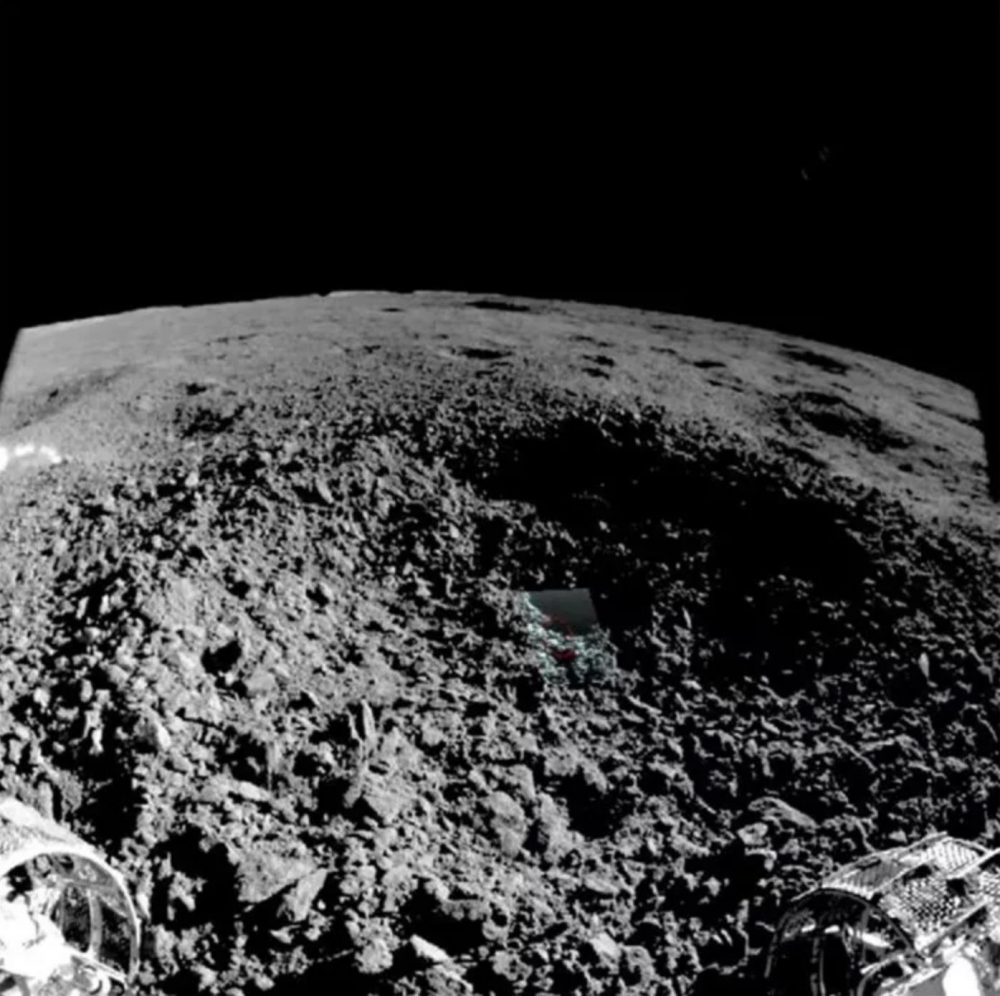 Китайский луноход Yutu-2 сделал это изображение с края небольшого кратера, где он обнаружил таинственный гелеобразный материал. Изображение предоставлено: Китайский проект исследования Луны.