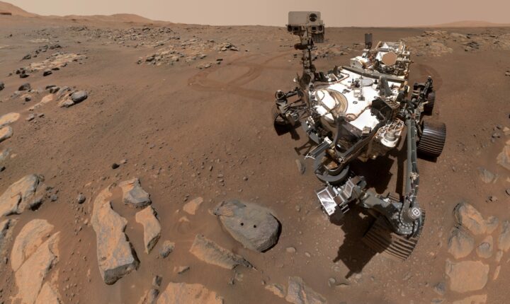 Исследователи нашли на Марсе камни фиолетового цвета, но не могут объяснить их существование 