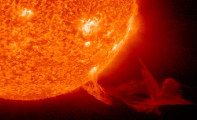 На Солнце новая аномалия: гигантский протуберанец и два синхронных взрыва.