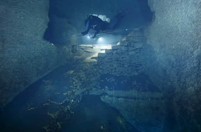 Обнаруженная Тысячелетняя капсула времени в пещере оказалась складом неизвестной цивилизации.