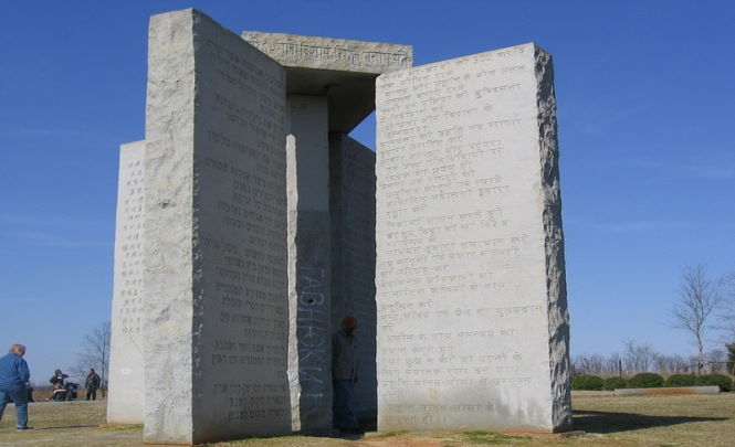 Скрижали Джорджии — зачем построили шестиметровые гранитные стены с загадочными надписями