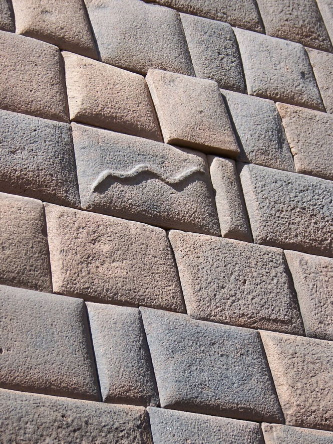 Как объяснить изображения змей на древних блоках или возможное существование цивилизации наг?