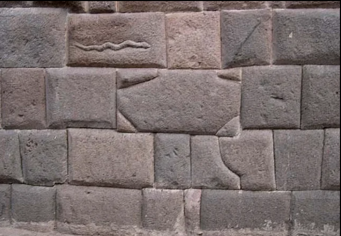Как объяснить изображения змей на древних блоках или возможное существование цивилизации наг?