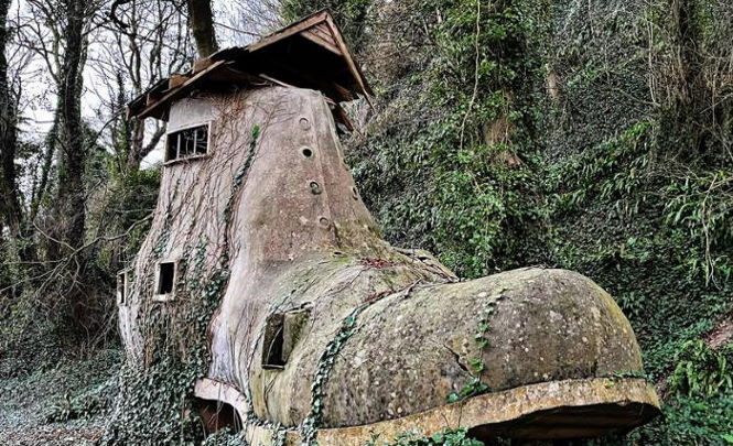 Странный дом в форме ботинка найден в лесу
