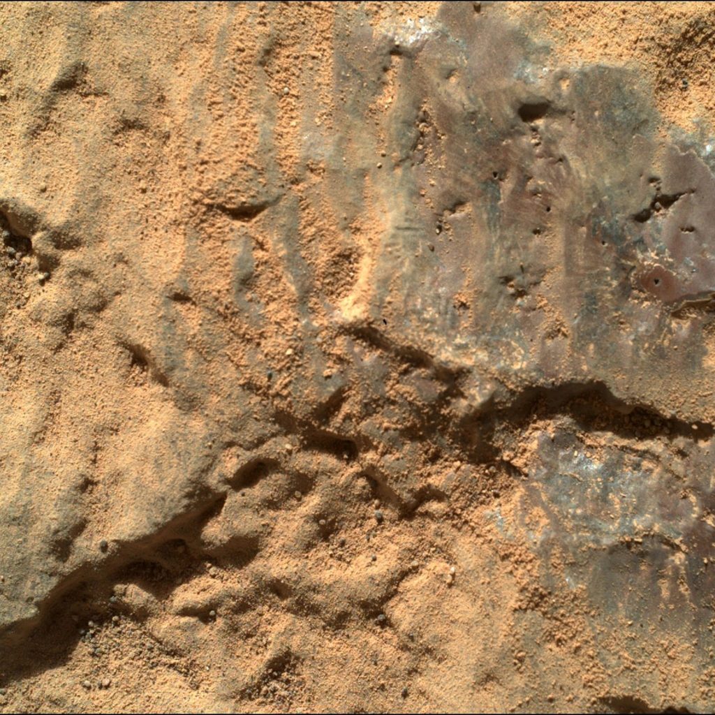 Изображение скалы на Марсе под названием «Натаани», которая включает в себя части пурпурного покрытия в правой части кадра. Авторы и права: НАСА, JPL-CALTECH.