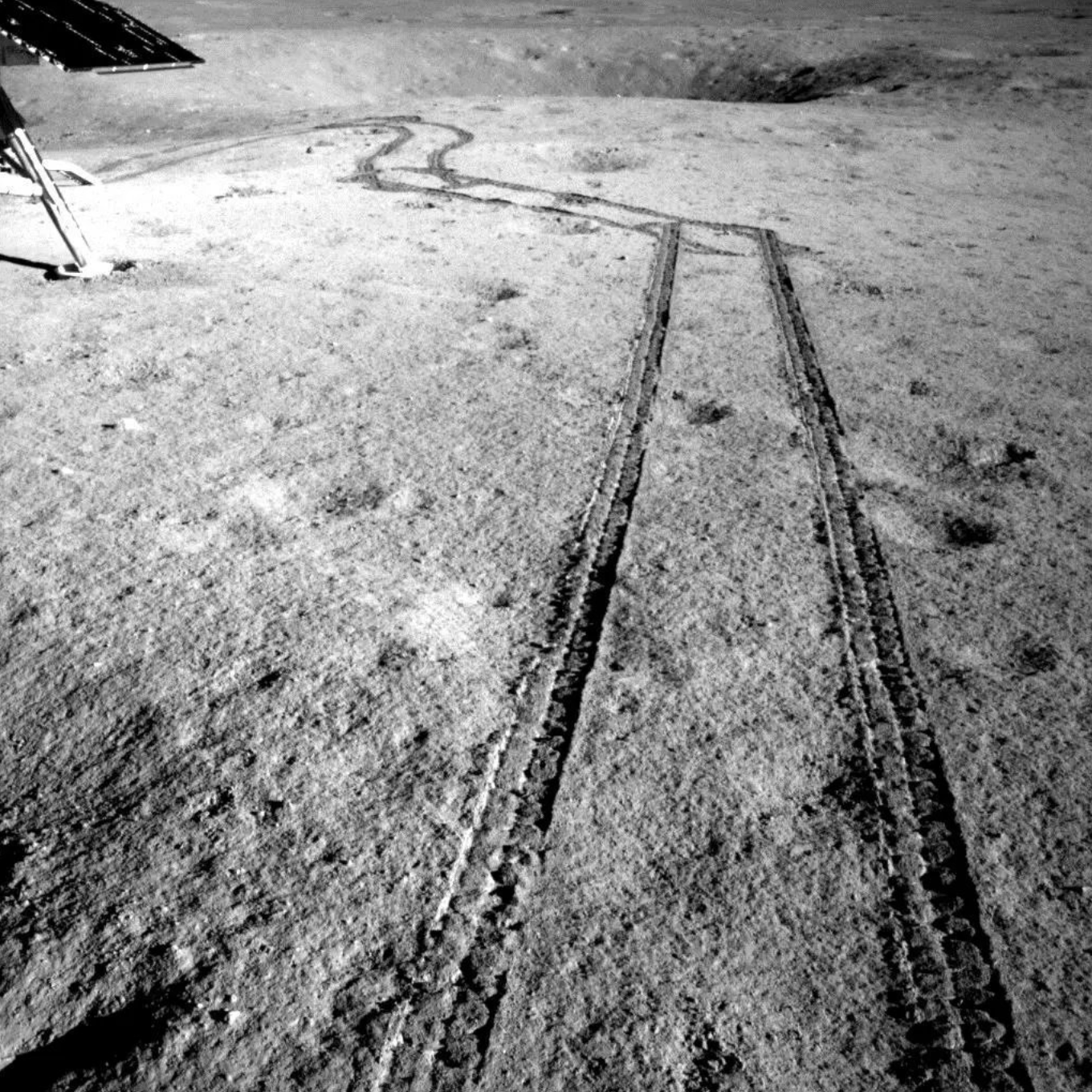 Следы от марсохода Юту-2 возле посадочной площадки. Кредит: CNSA