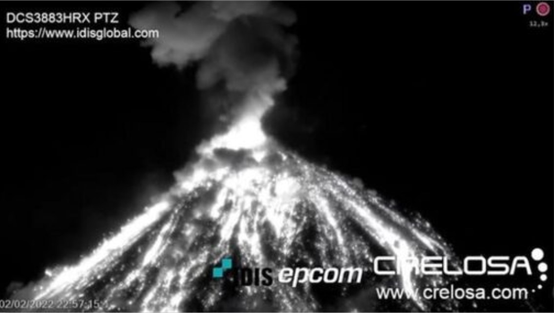 Мощное извержение вулкана Фуэго отправило столб пепла и газа на 4,76 мили над Гватемалой.
