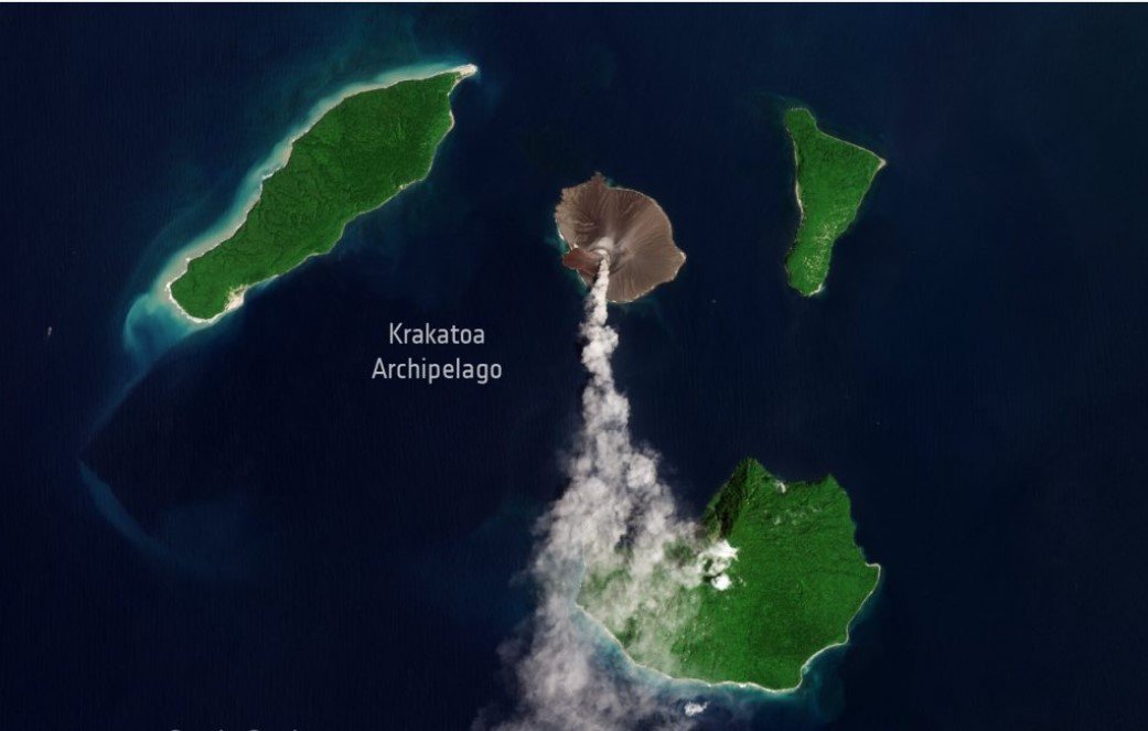 Новое извержение вулкана Анак Кракатау в Индонезии (видео и фото)