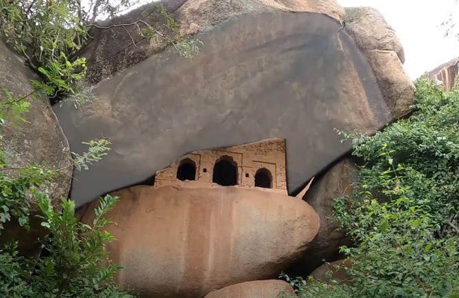 Турист случайно обнаружил древнее сооружение, которое не смогли объяснить ученые